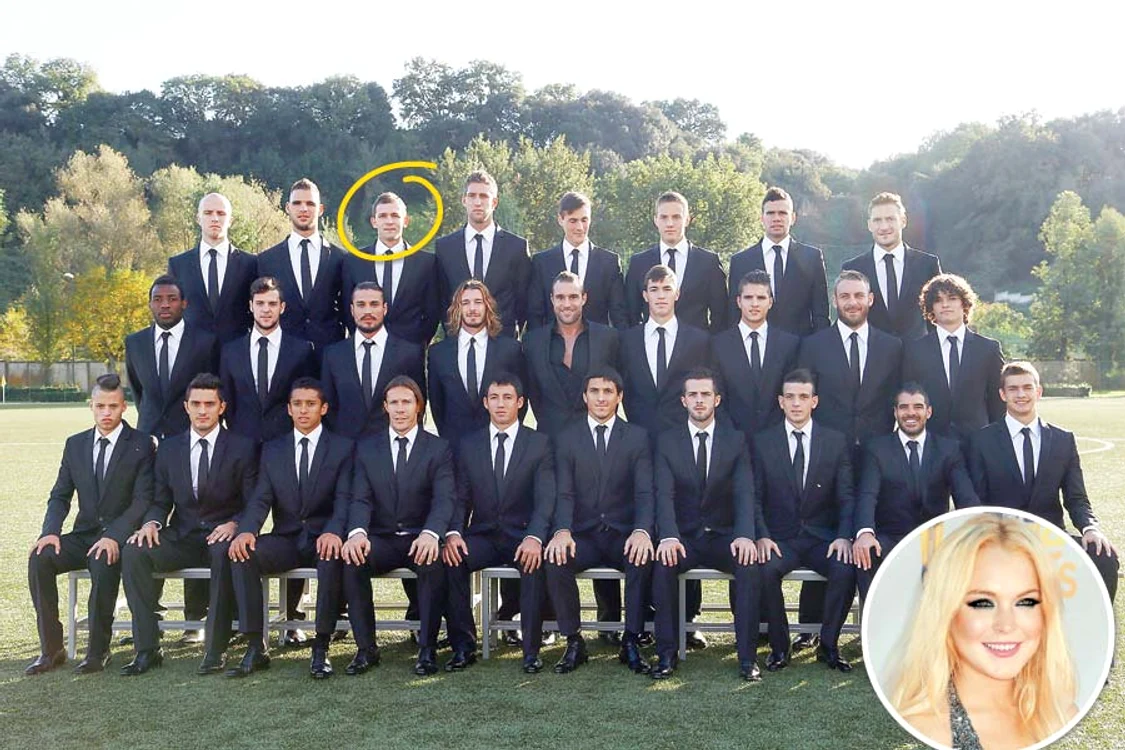 
    Fotbaliştii de la AS Roma,  pozaţi într-o ipostază  inedită, în costume, în loc  de echipament de joc  