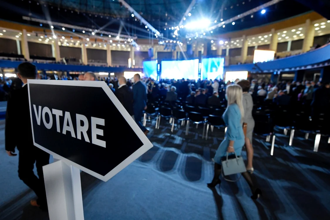 Două persoane se luptă pentru șefia femeilor liberale FOTO Mediafax
