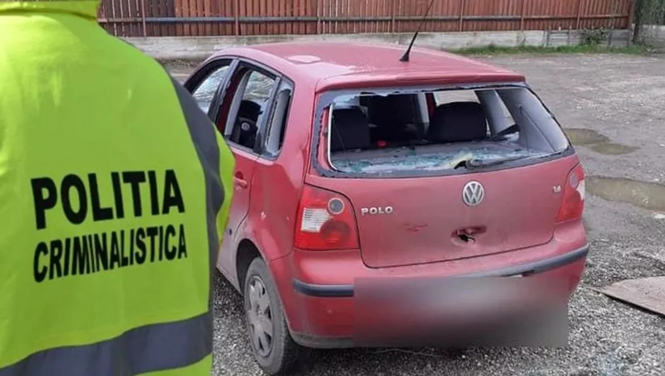 
    Mașina distrusă cu ciocanul FOTO:bzi.ro  