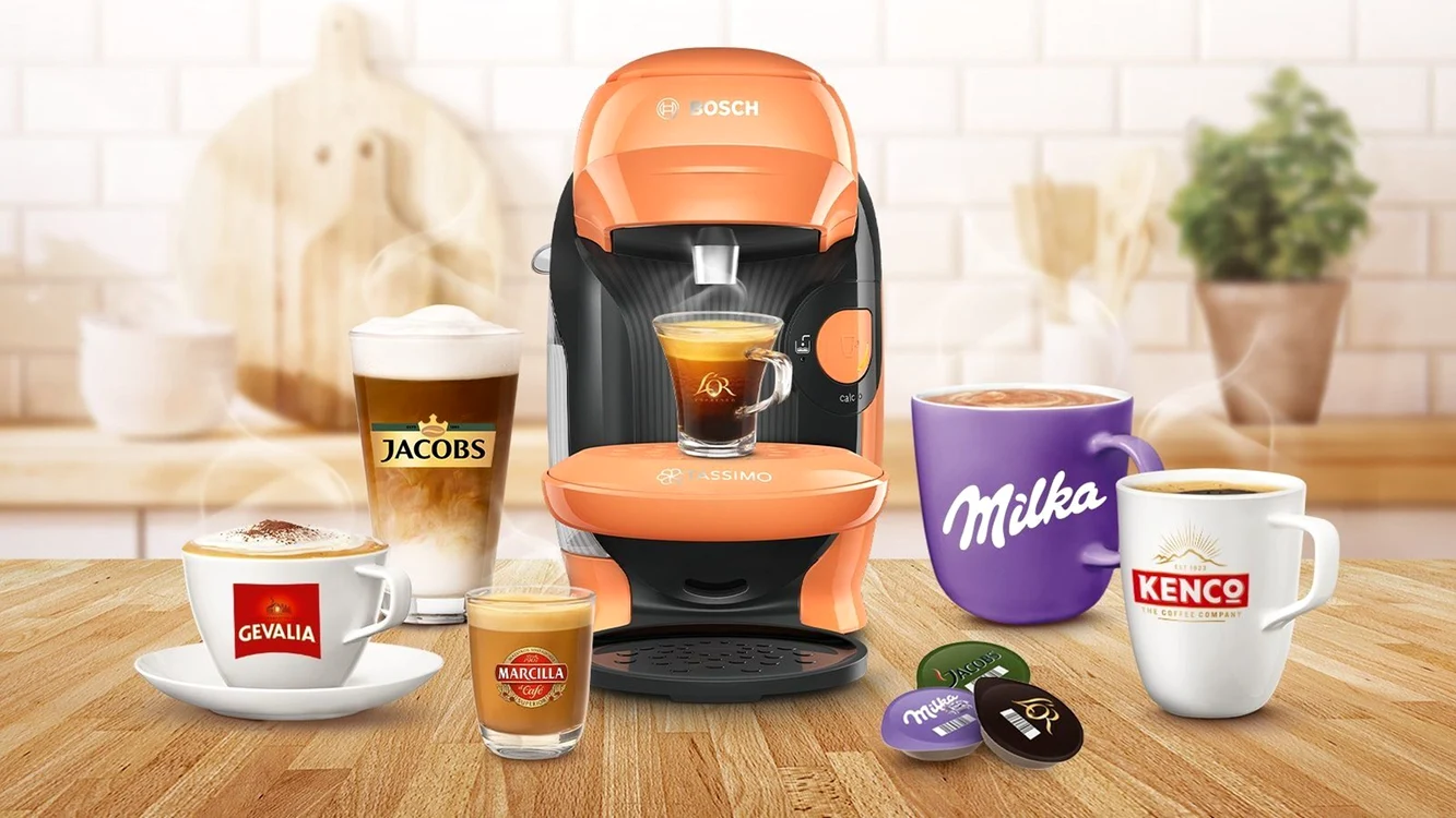 Espresor cu capsule de la Bosch înconjurat de mai multe tipuri de cafea Sursă eMAG