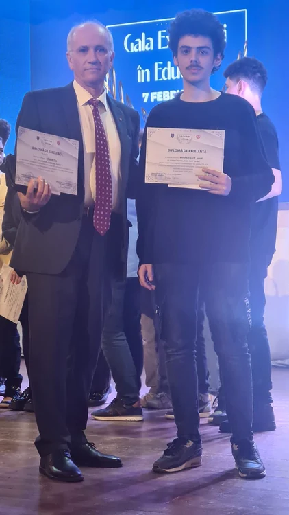 Prof. Titu Vîrban și elevul Ionuț Mihăilescu, premiați pentru excelență FOTO: arhiva personală