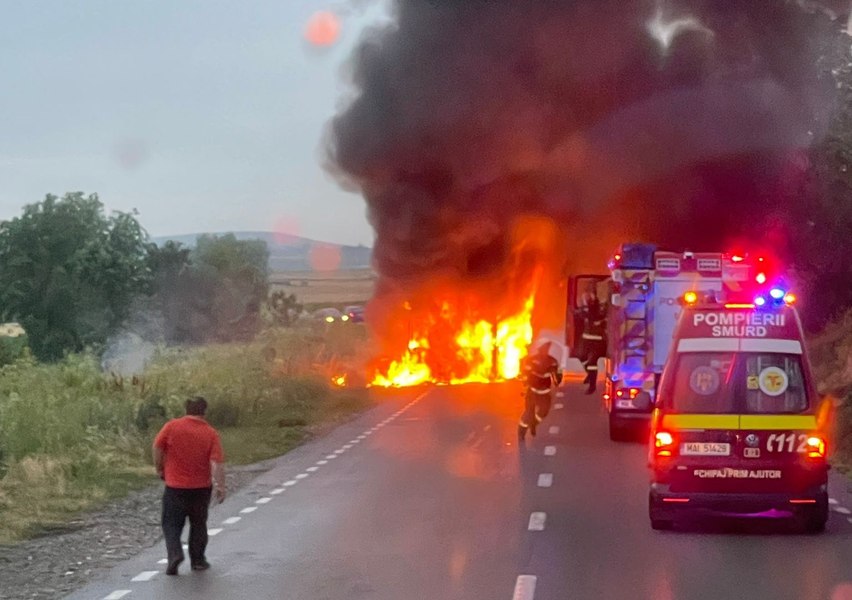 Clipe de panică după ce un autobuz a luat foc în mers, pe DN 15D, în județul Neamț. Pasagerii au scăpat teferi