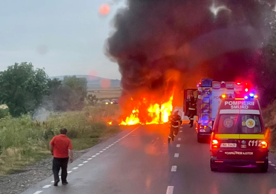 Autobuzul a ars în totalitate FOTO ISU Neamț