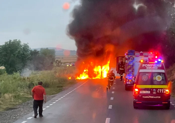 Autobuzul a ars în totalitate FOTO ISU Neamț