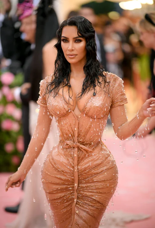 Kim Kardashian a ales o ținută Thierry Mugler