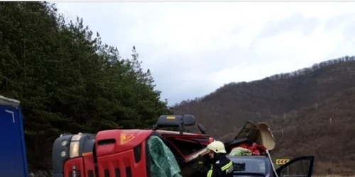 Accident mortal pe Valea Oltului în Sibiu - un TIR s-a răsturnat peste o maşină între Boiţa şi Lazaret Foto Adevărul 