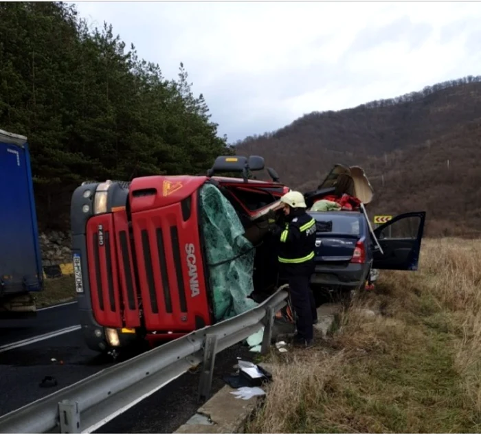 Accident mortal pe Valea Oltului în Sibiu - un TIR s-a răsturnat peste o maşină între Boiţa şi Lazaret Foto turnusfatului ro