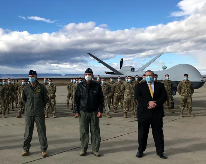 De la stânga la dreapta, generalul de brigadă Jason E. Bailey, comandant al Escadrila 31 de Vânătoare de la baza aeriană din Aviano, Italia, generalul maior Viorel Pană, şeful Statului Major al Forţelor Aeriene Române şi Chargé d’Affaires David Muniz, la Baza aeriană de la Câmpia Turzii FOTO:U.S. Embassy Bucharest