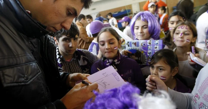 Costel Pantilimon a fost asaltat pentru autografe