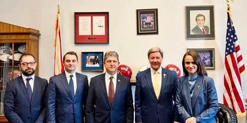 oana toiu in sua foto x @oana toiu jfif