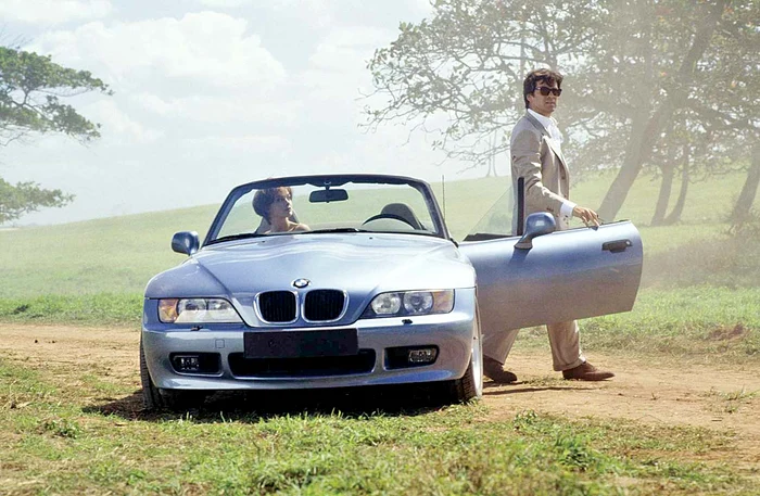 BMW Z3 le face pe multe femei să ofteze, dacă e şofat de Pierce Brosnan