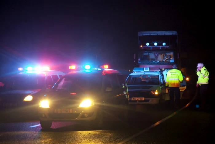 Un copil de 4 ani şi părinţii acestuia au fost loviţi de o maşină în timp ce se deplasau pe trotuar FOTO: Mediafax