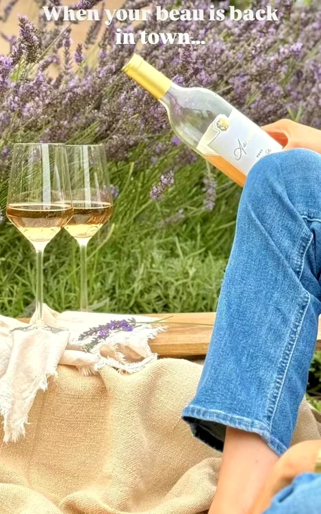 Meghan și vinul rose jpg