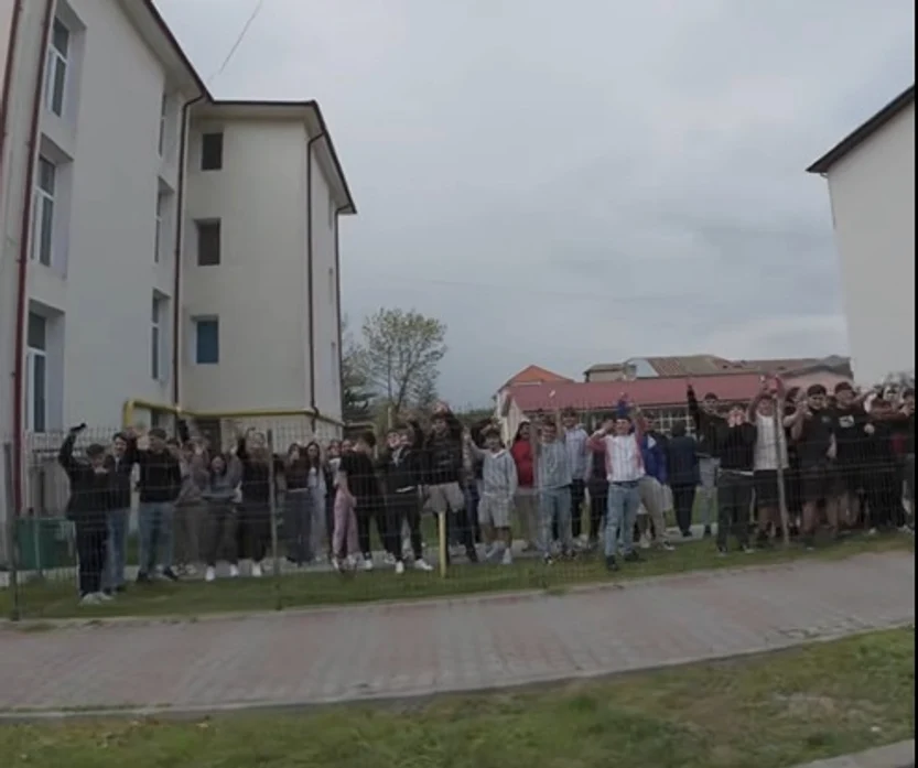 Liceenii îl salută pe „Justitiarul de Berceni”, venit la Scornicești FOTO: captura video TikTok