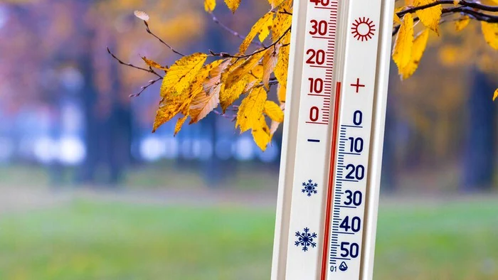 Temperaturi neobișnuit de ridicate și cer predominant noros.