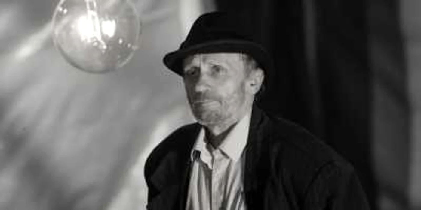 Ultimul rol al actorului Virgil Flonda (1948-2006) a fost Vladimir în "Aşteptându-l pe Godot" (2005), în regia lui Silviu  Purcărete     FOTO: Scott Eastman
