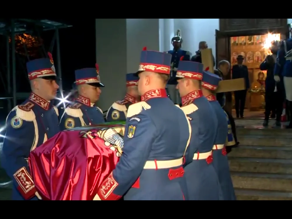 Jandarmii cărând sicriul cu rămășitele Domnitorului, la Biserica Jandarmeriei/FOTO: Digi24