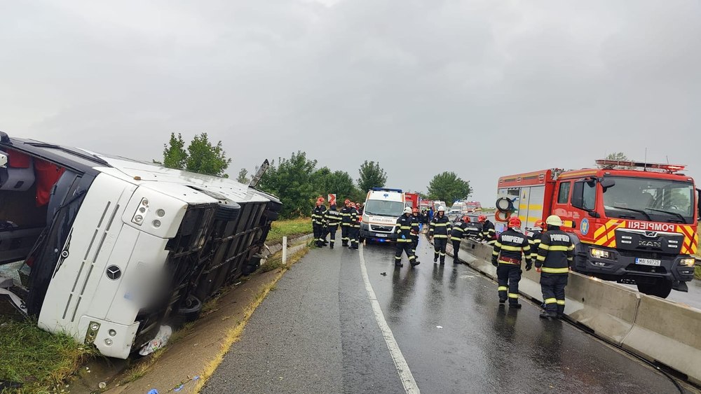 Autocar cu 21 de persoane, implicat într-un accident rutier, în Cluj. Un om a murit