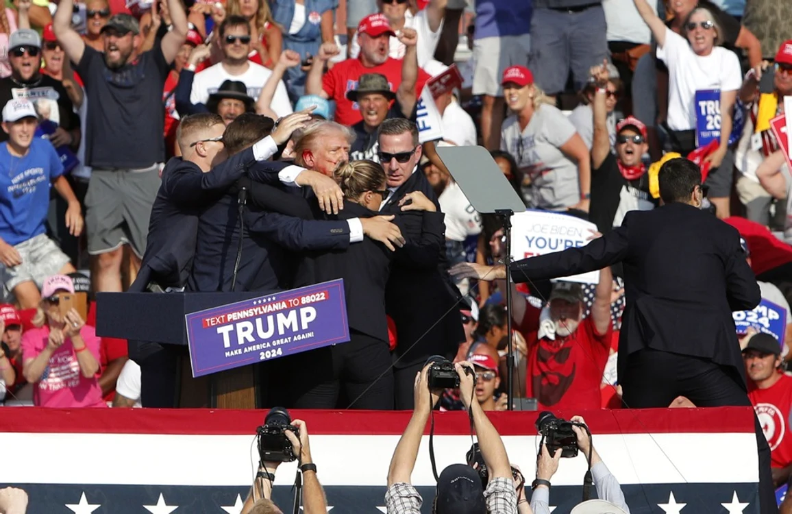 Donald Trump protejat de agentii Secret Service dupa tentativa de asasinat FOTO EPA EFE (4) jpg