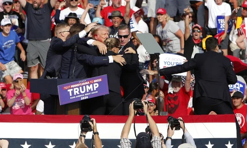 Donald Trump protejat de agentii Secret Service dupa tentativa de asasinat FOTO EPA EFE (4) jpg