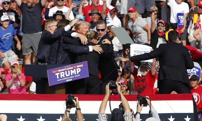 Donald Trump protejat de agentii Secret Service dupa tentativa de asasinat FOTO EPA EFE (4) jpg
