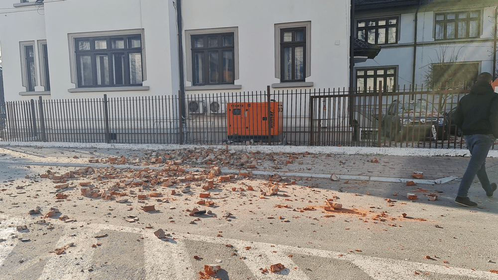 Peste 500 de oameni din Aninoasa vor fi evacuați din clădirile afectate de cutremur