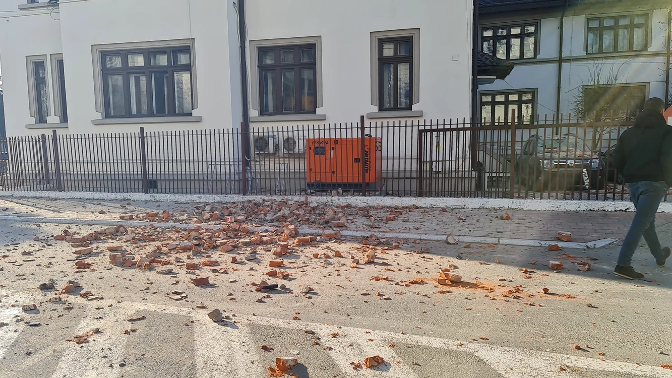 Elemente din clădiri s-au prăbușit la cutremur FOTO Alin Ion