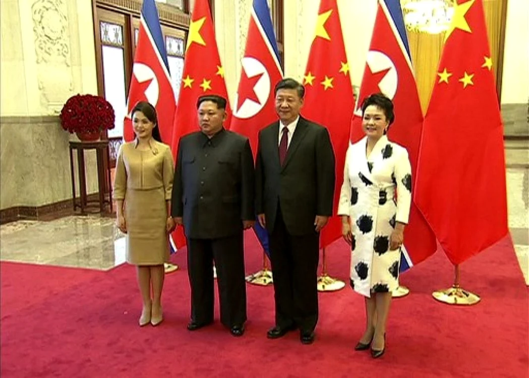 Kim Jong Un şi Xi Jinping şi soţiile FOTO Afp / CCTV