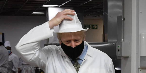 Primul ministru Boris Johnson serveşte mâncare în cantină în timpul unei vizite la Spitalul Royal Berkshire din Reading Marea Britanie  FOTO Guliver /Getty / Images / Jeremy Selwyn