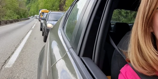 Blocajele în trafic pe Valea Oltului urmare a lucrărilor de întreţinere la Viaductul Poştei de pe DN7 în Vâlcea Foto Magda Popescu
