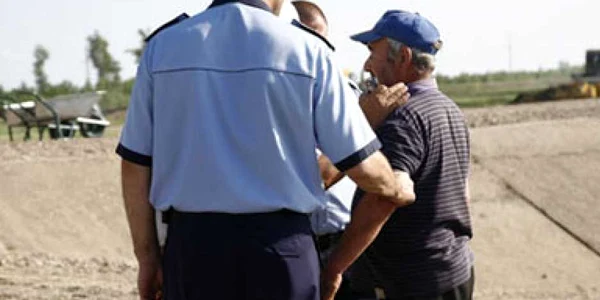 Unul dintre agresori i-a rupt cămaşa poliţistului