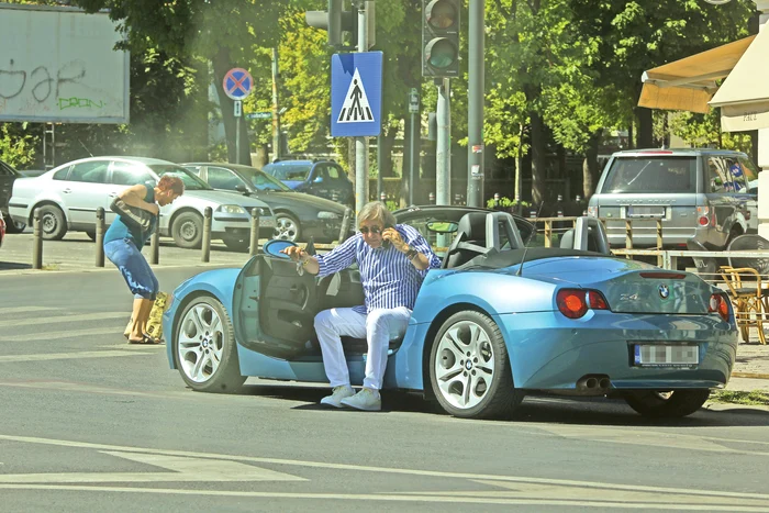 Ilie Năstase se bucură  de toamna frumoasă  în decapotabila BMW