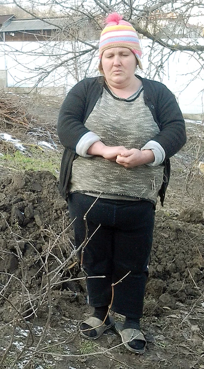 
    Lenuţa Păcuraru le-a arătat anchetatorilor unde a îngropat  copilulFoto: MARIANA CONSTANDACHE  