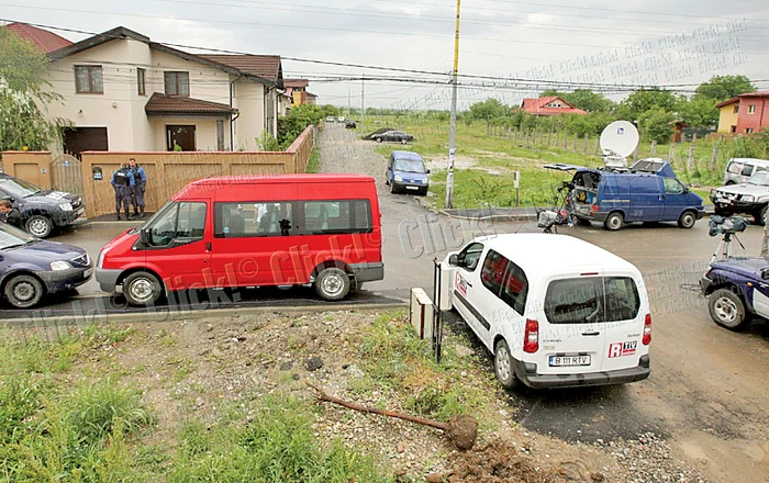 Toată presa s-a strâns ieri dimineaţă în faţa casei lui Petru Mircea. Aceasta, însă, era pustie