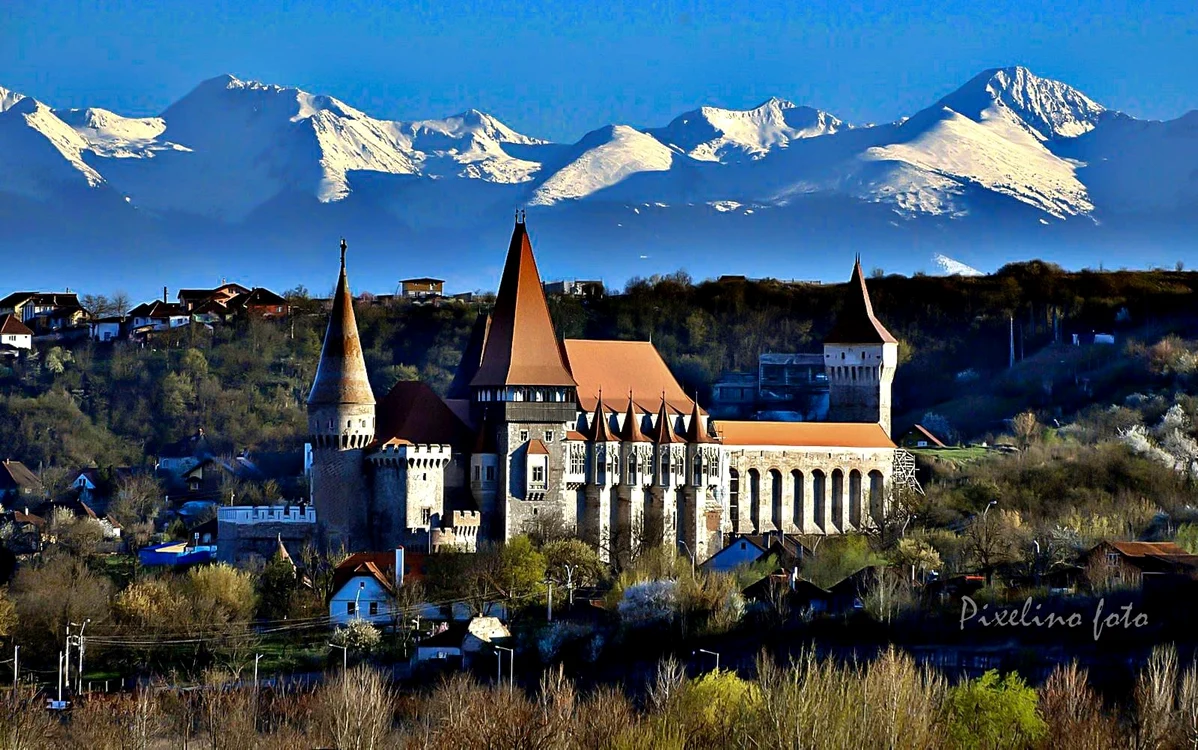 Castelul Corvinilor și Retezatul.  Foto: Călin Corpaciu