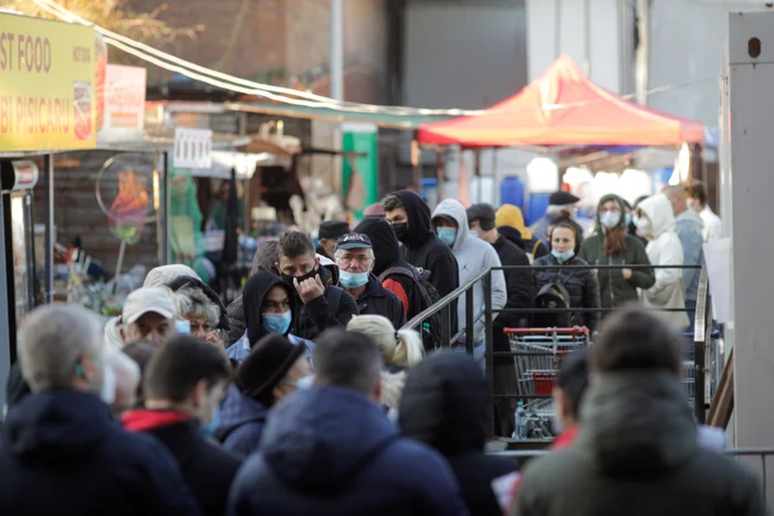 Bucureștenii s-au așezat la coadă încă de dimineață la centrul de vaccinare din Piața Oborfoto: Inquam Photos