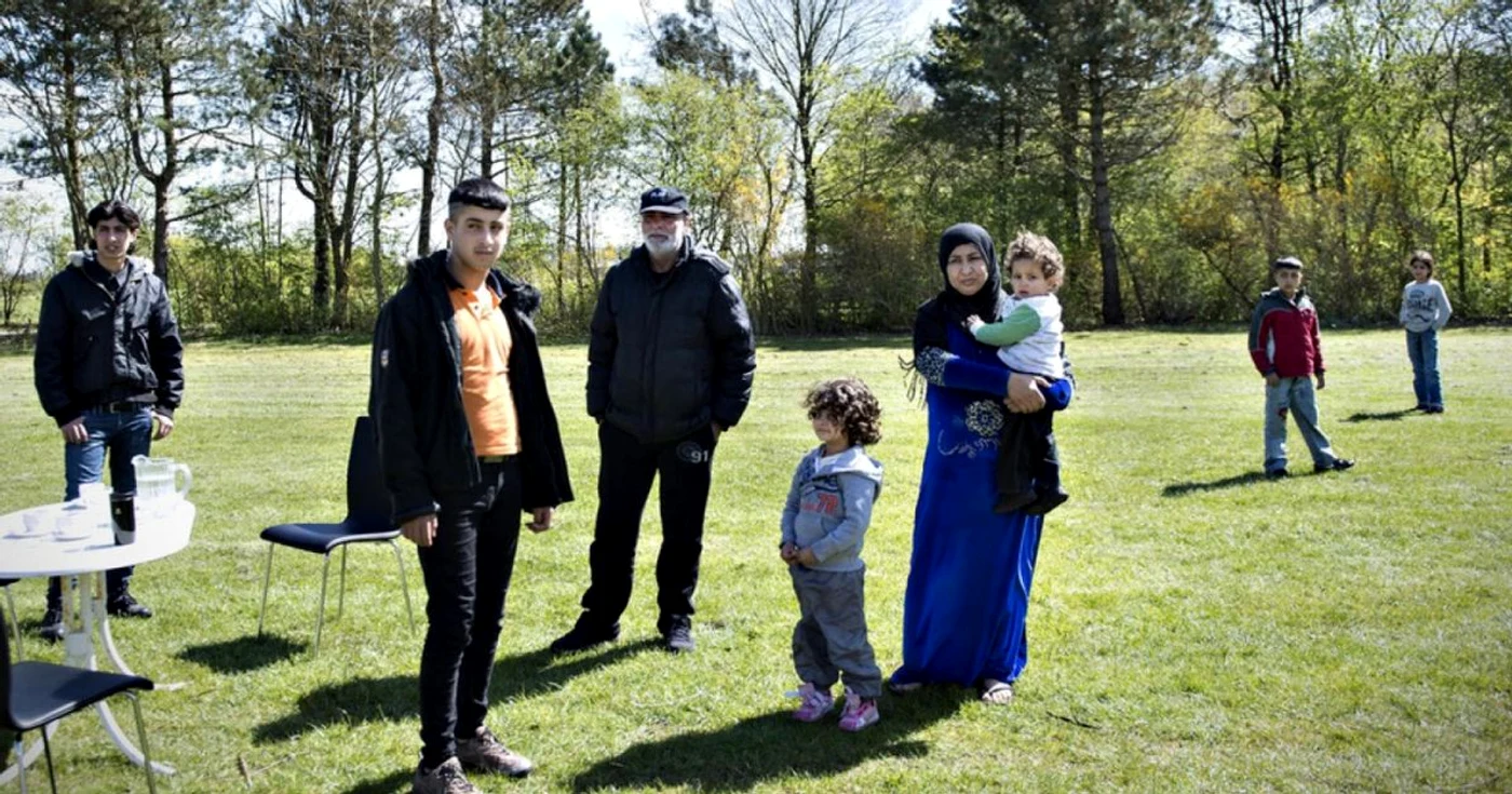 Refugiatul sirian Daham Al Hasan, alături de o parte din membrii familiei sale FOTO Anita Gravesen/Ekstra Bladet