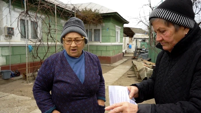 Două femei din comuna Finta s-au trezit acasă cu citaţii pe numele soţilor, decedaţi, în care răposaţii sunt chemaţi la Tribunal. FOTO. C.S