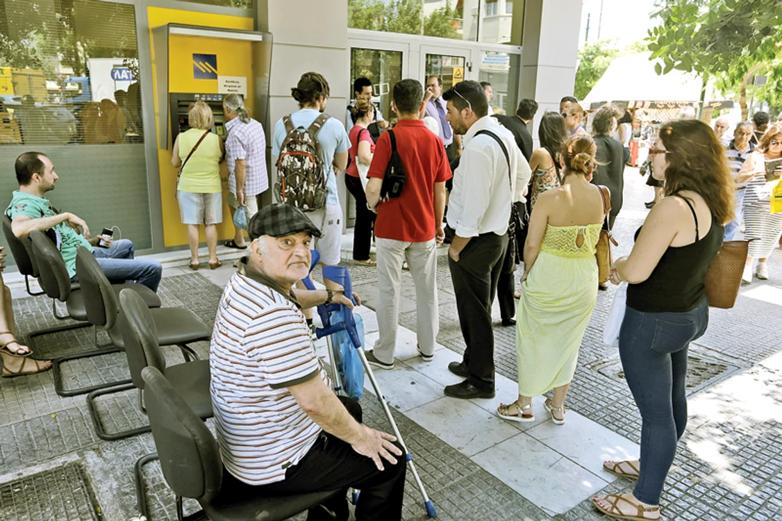 
    Grecii stau  în continuare  la cozi la  bancomateFoto: AP  