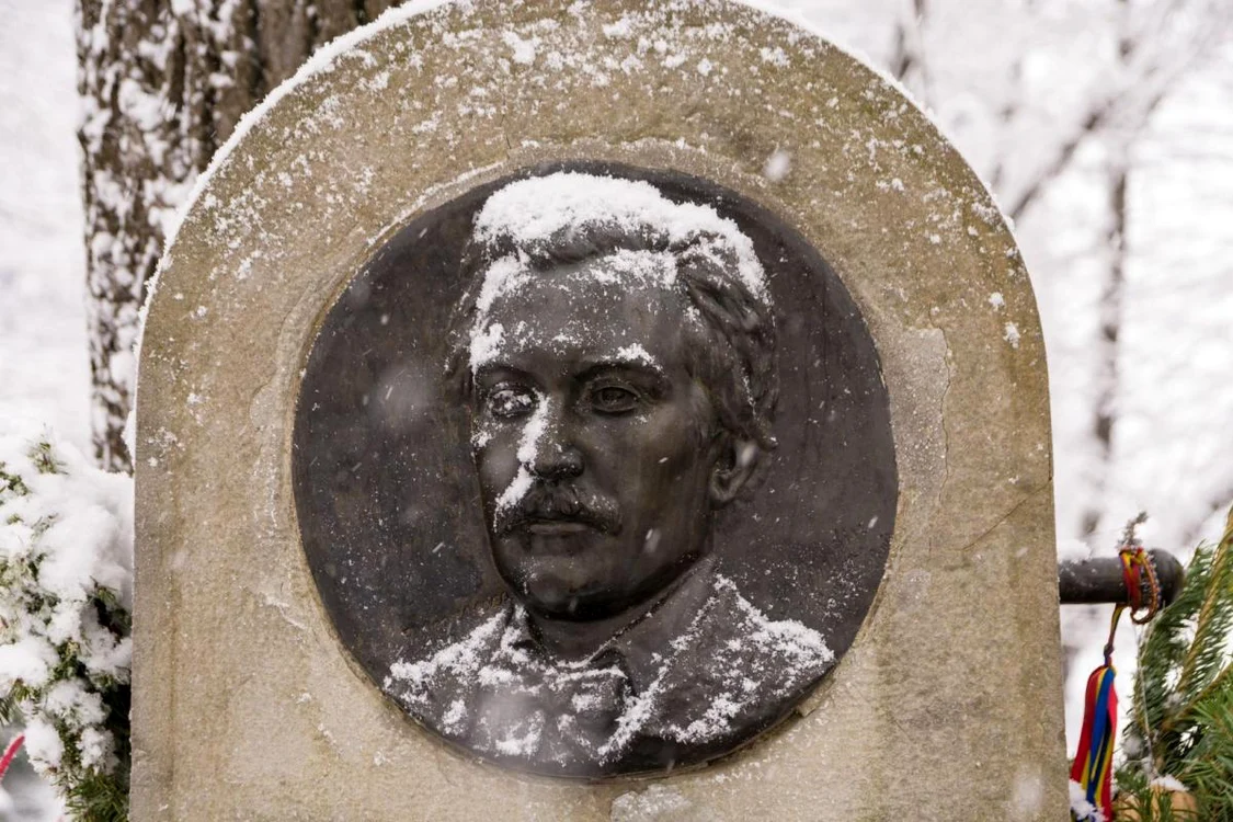 
    Mihai Eminescu este înmormântat la Cimitirul Bellu  