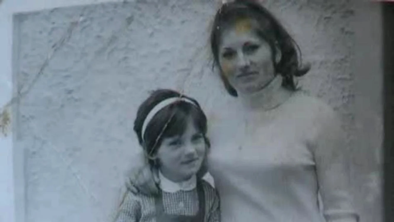 Elodia elevă, alături de mama ei
