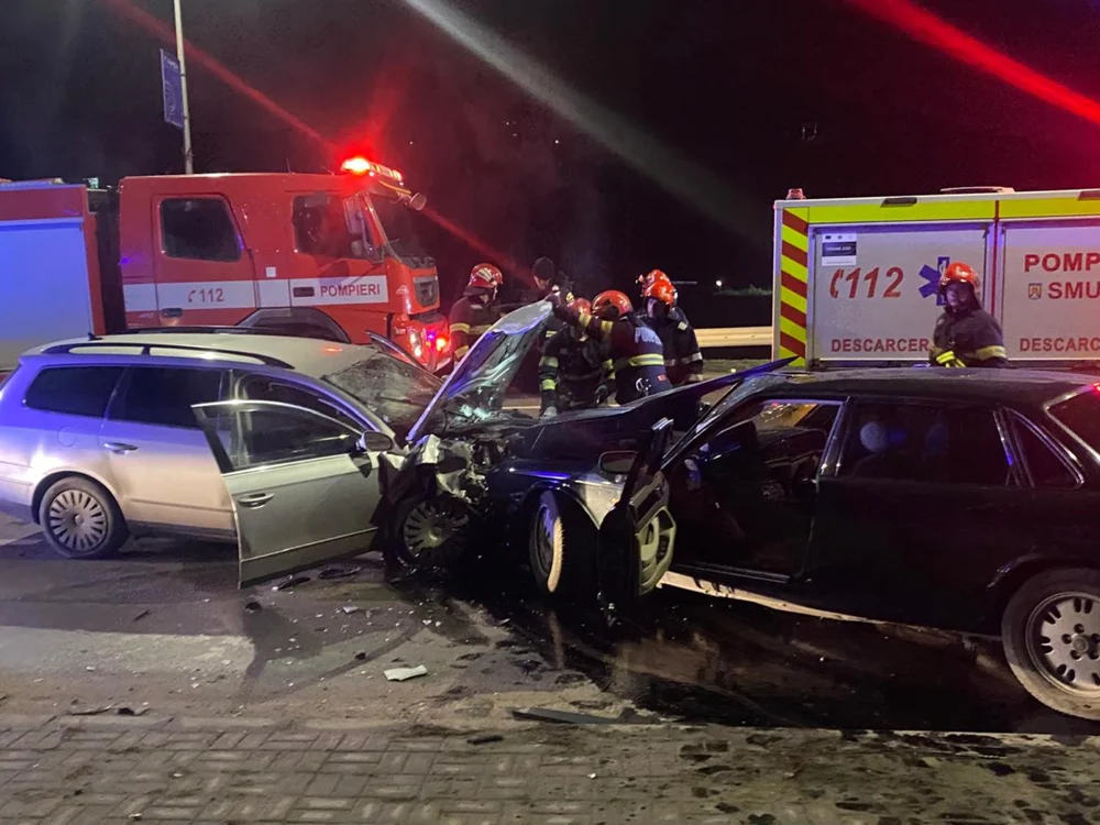 Accident teribil în Botoșani, între două mașini: patru persoane au ajuns la spital