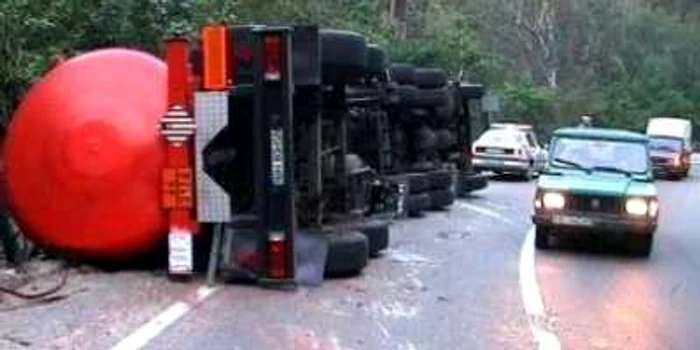 În urma accidentului, cisterna s-a răsturnat pe carosabil iar un alt autoturism a intrat într-un şanţ