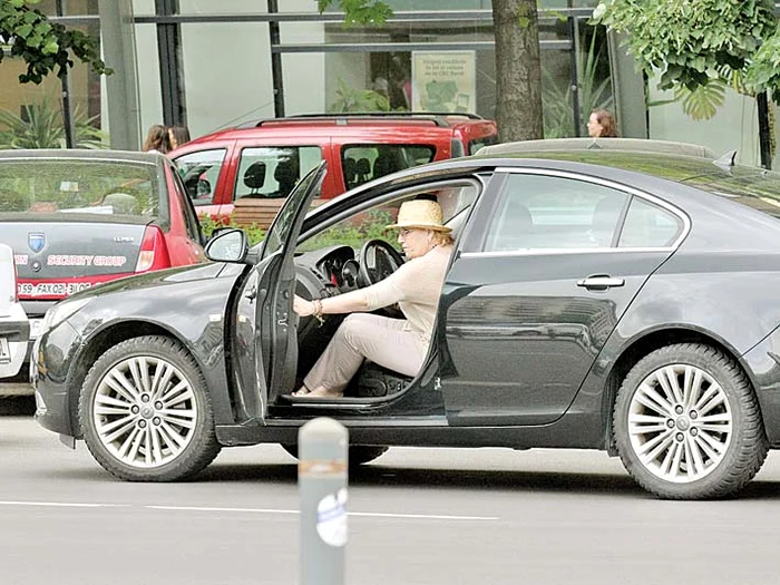 40.000 de euro. Solista Corina Chiriac (66 de ani) e o doamnă  delicată, dar stăpâneşte cu brio în trafic limuzina Opel Insignia, lungă de 5 metri
