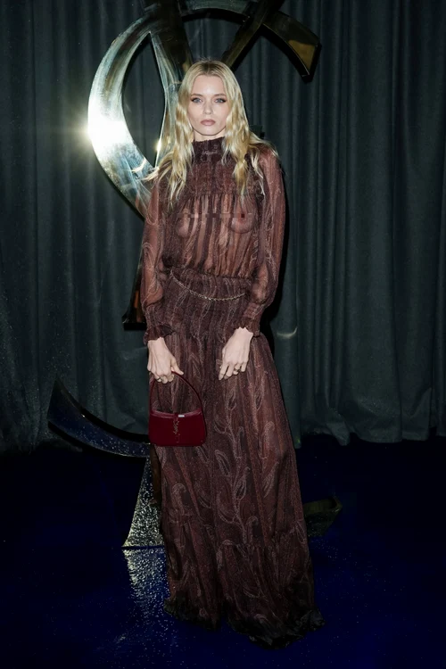 Abbey Lee, într-o rochie maro la Săptămâna Modei de la Paris