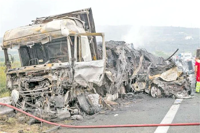 Tirul ucigaş a ars în totalitate, însă şoferul a scăpat fără nici o zgârietură