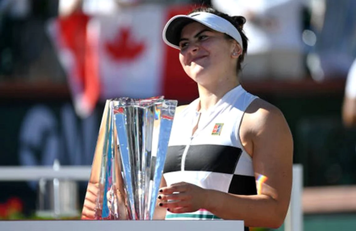 
    Bianca Andreescu, cu trofeul cucerit la Indian Wells 2019Foto: Guliver/ GettyImages  
