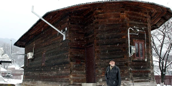 Constantin Filimon (foto), specialist în arhitectură bisericească, este scandalizat de burlanele de la Văleni