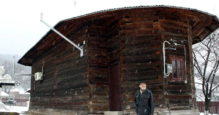 Constantin Filimon (foto), specialist în arhitectură bisericească, este scandalizat de burlanele de la Văleni