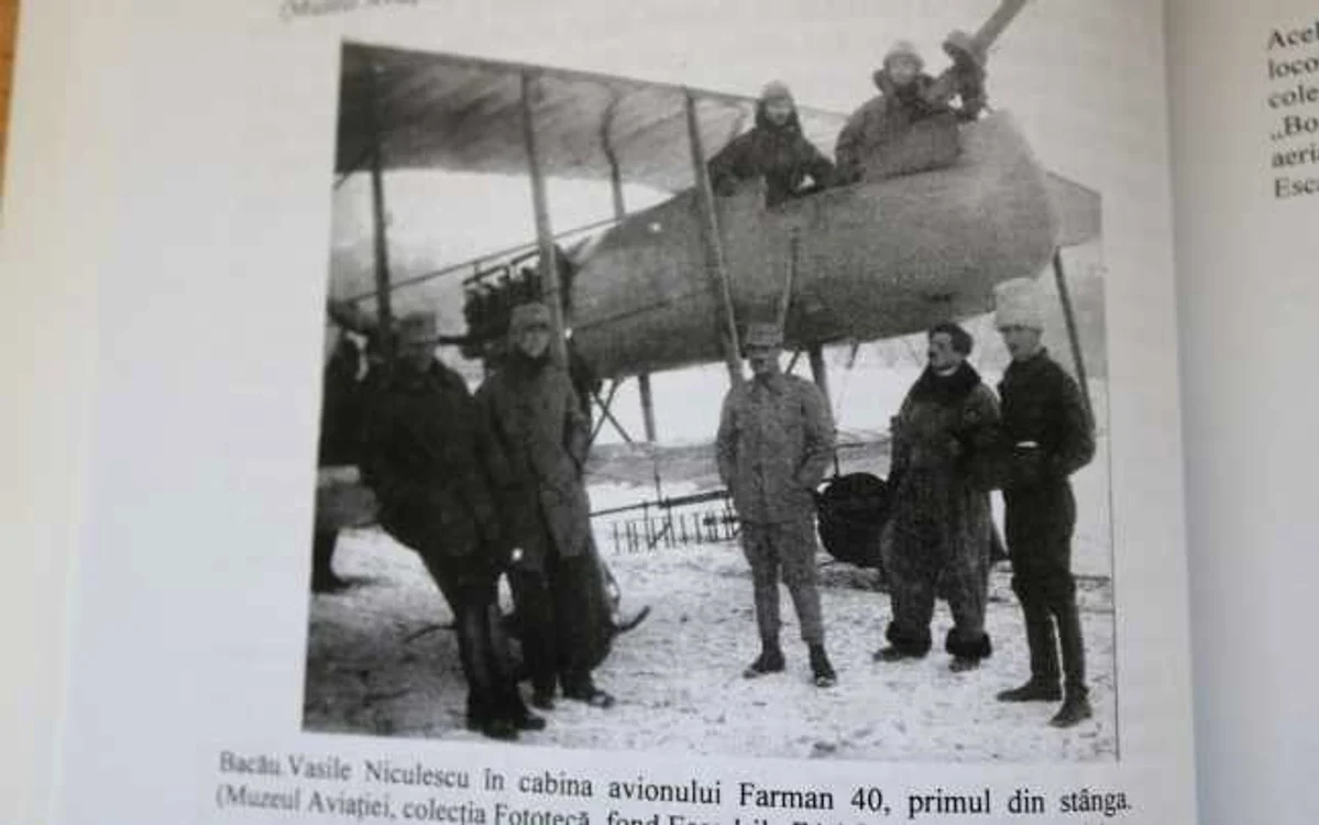 Pilotul Vasile Niculescu-primul din stânga- în cabina avionului cu care s-au transportat documenele Unirii/Sursa: Muzeul Aviaţiei